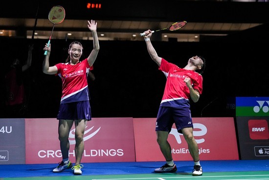 库里这球有多不可思议？球迷乐坏了：这到底是打球还是耍猴？.