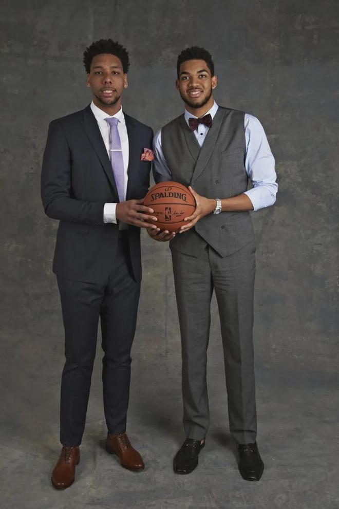 球队通过右 球队通过右